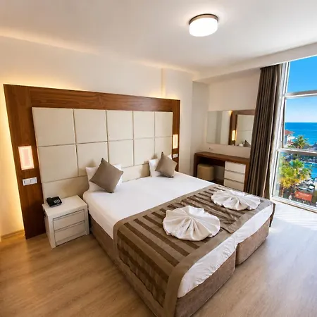 Delfino Apartahotel 4*